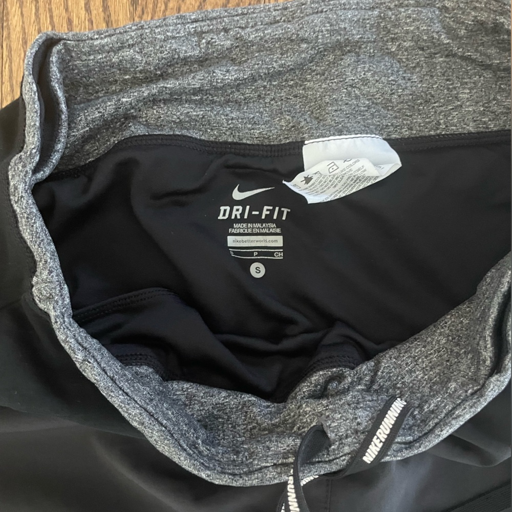 Nike women’s running shorts size S - Picture 2 of 4